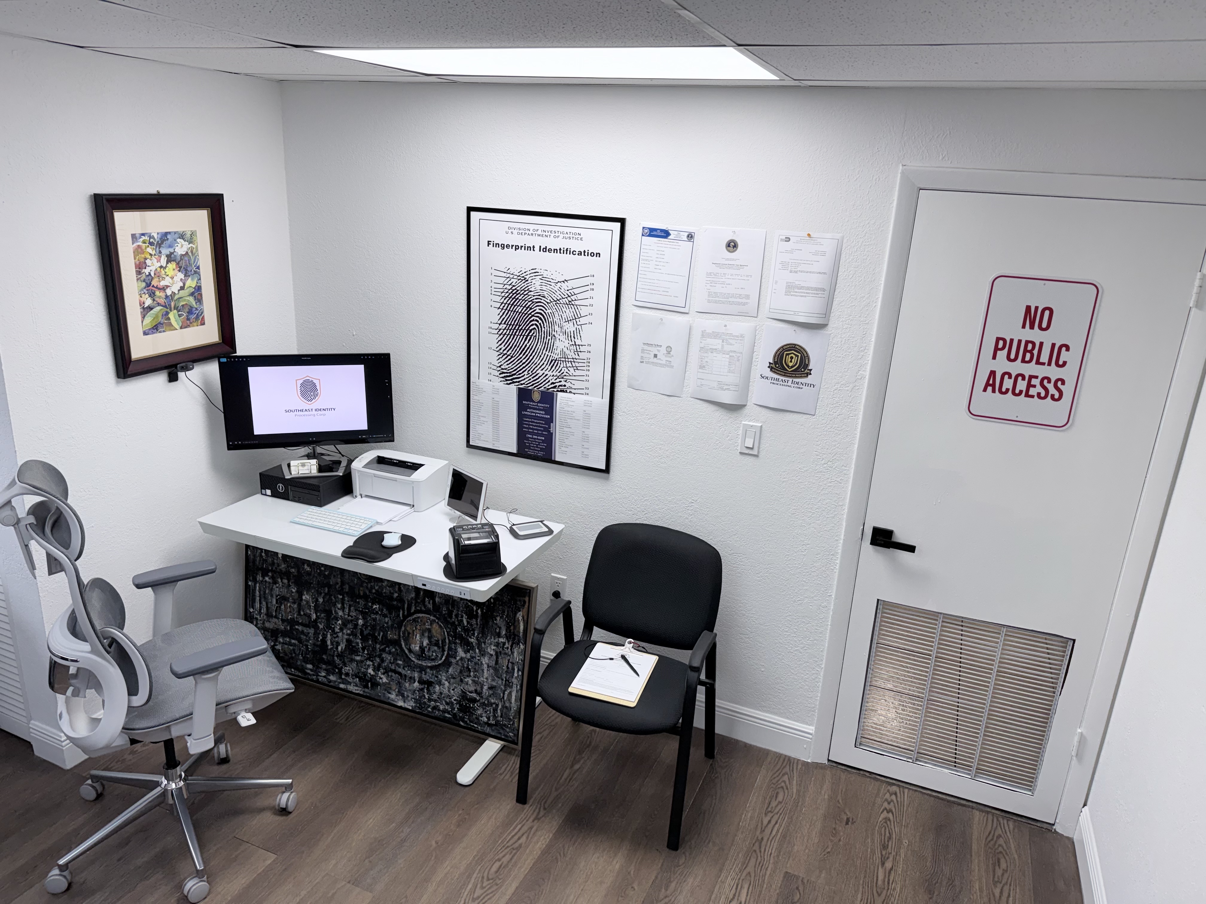 Interior oficina Southeast Identity Processing Corp — equipo LiveScan y área de atención