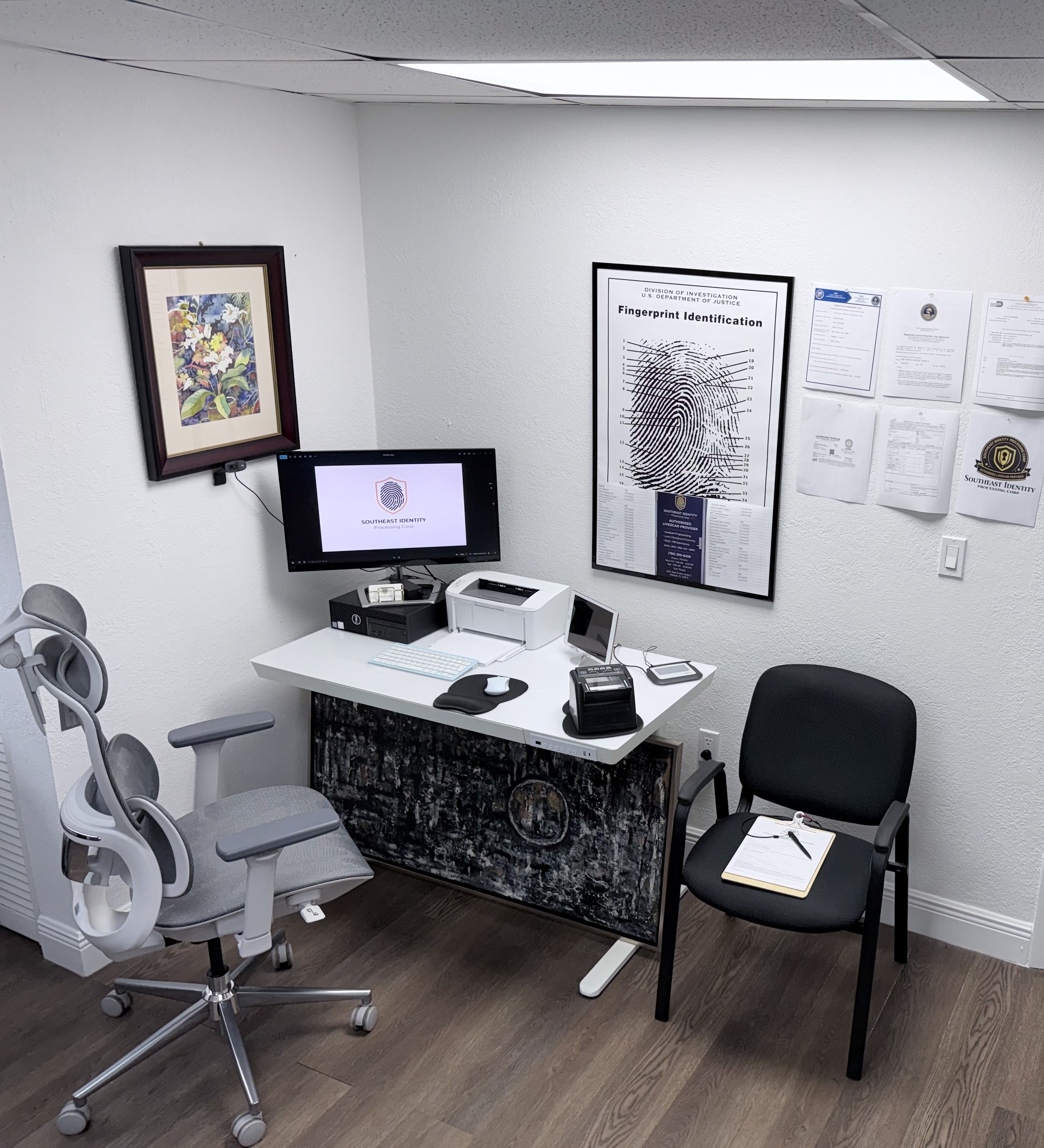 Interior oficina Southeast Identity Processing Corp — equipo LiveScan y área de atención